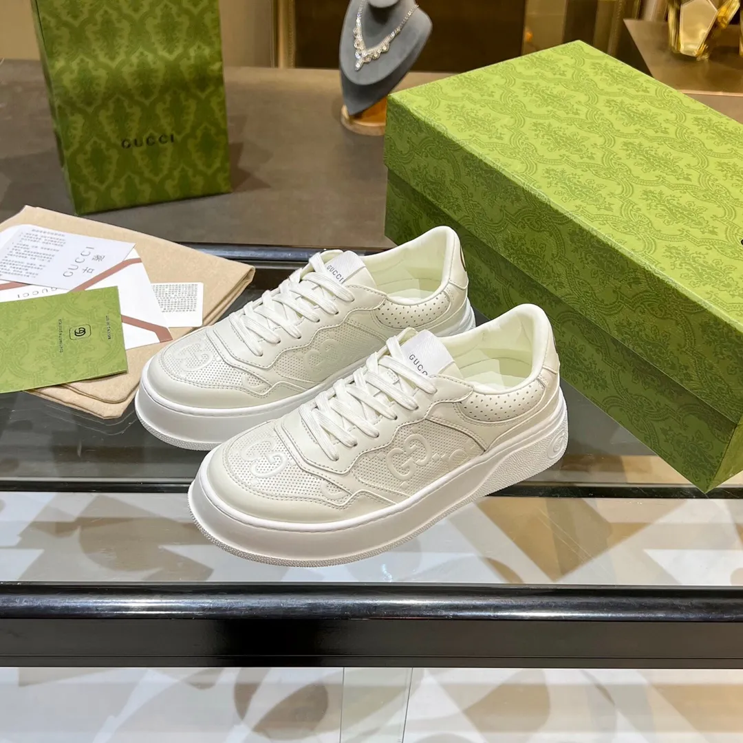 ✨Ex-factory price p480✨ Women's Shoes Women's Clothing Women's Shoes Women's Clothing Women's Shoes Women's Clothing Gucci - the new Chunky B series lightweight soft thick sole sports series! G's couple's white shoes, Gucci counter style, Gucci catwalk style! The style design is light, luxurious and retro...thick sole increases height...similar to an upgraded version of classic white shoes! Original customized cowhide fabric (classic old floral fabric, perforation, embossing process), cowhide lining, original foam lightweight outsole, GG Logo on the heel, 4cm thick sole, classic Gucci webbing... Women's 35-40/Men's 38-44 (full size)